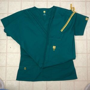 Wonder wink scrub set